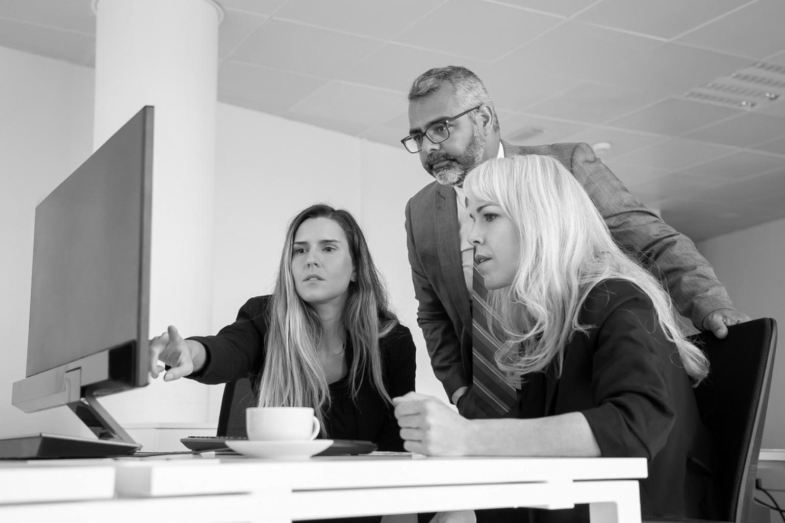 Seguimiento continuo y ajustes de estrategia presupuestaria